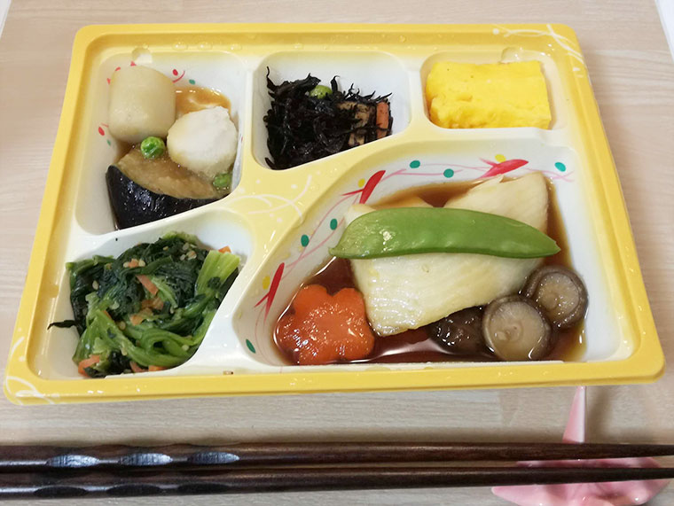 ニチレイフーズダイレクトのカレイの煮付け風弁当の